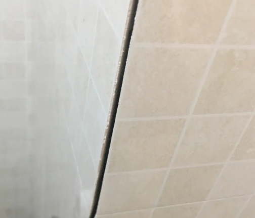 河口瓷砖空鼓维修公司分享阳台瓷砖脱落的修复过程可以分为以下几个步骤