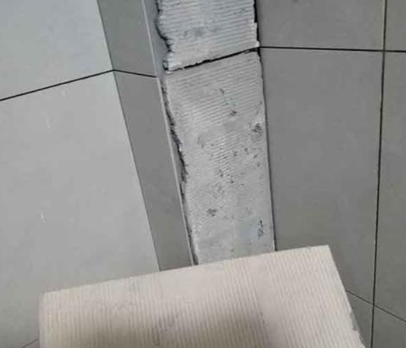 河口瓷砖空鼓维修公司分享下厨房瓷砖脱落的补救措施。